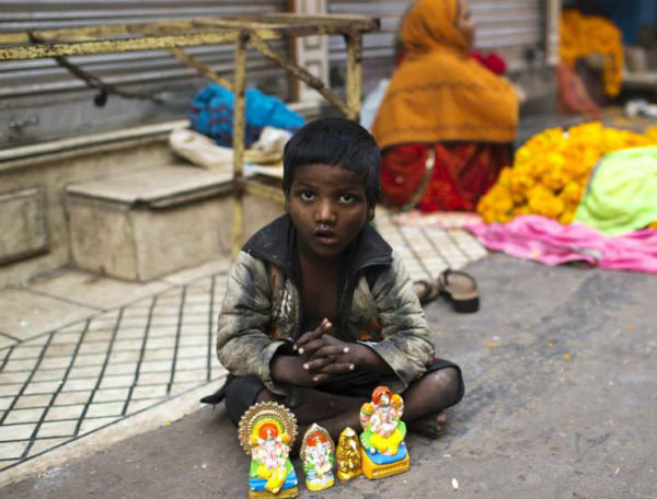 Provide Gift & food to 700 Street Children