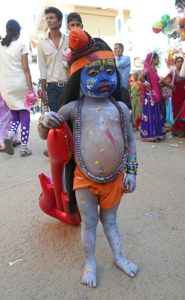 Provide Gift & food to 700 Street Children