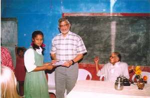 Arun Gandhi and AVNI Student