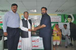A Rub Farooqi is receiving award from Chief Guest
