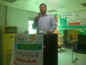 Shahid Ilyas telling success story of project