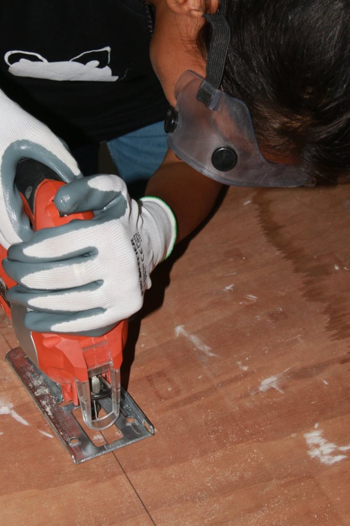 Cutting plywood to extend the bookshelf