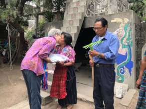 Nancee Neel exchanges SPI seeds with Pop Atz'iaq
