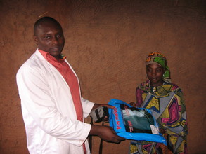 A pregnant mother recieving ITN from malaria team