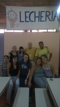 Natalie Russell con integrantes del Equipo de Lecheria.JPG