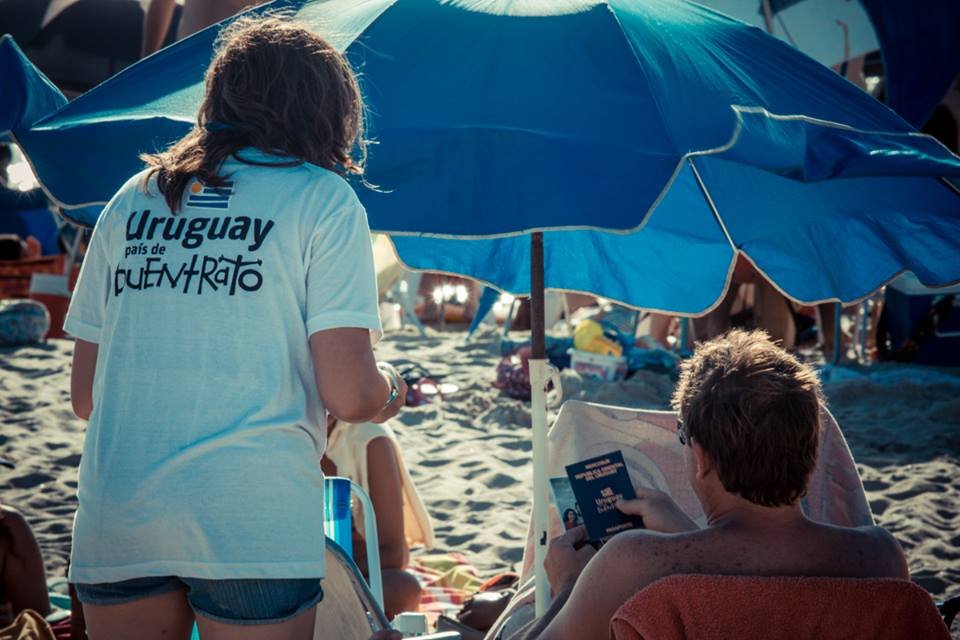 Youth promoter raises awareness on the beach