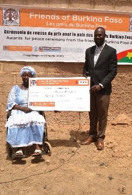 Zoenabou receiving cheque from Friends of Burkina