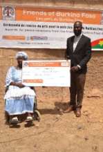 Zoenabou receiving cheque from Friends of Burkina