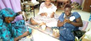 Spinning cotton by hand