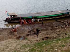 Hardwood arriving in the Nueva Betania Port