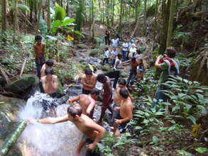 They like very much the bath in the forest stream.
