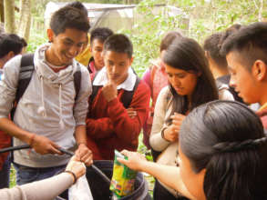 Students from Pinal de Amoles making biofertilizer