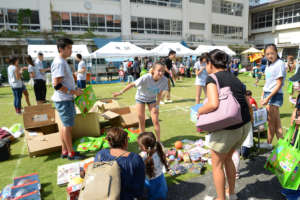 Entertaining children from partner organization