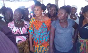 Sierra Leonean women trained on microloans.