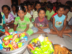 joyhome orphan children receiving snacks in India