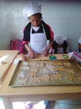 School bakery class prepares Xmas cookies