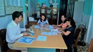 Dr. Tu plans with team at Phu Long preschool