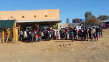 Pwople lined up to be immunised!