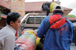 Providing food&material (c)Caritas Internationalis