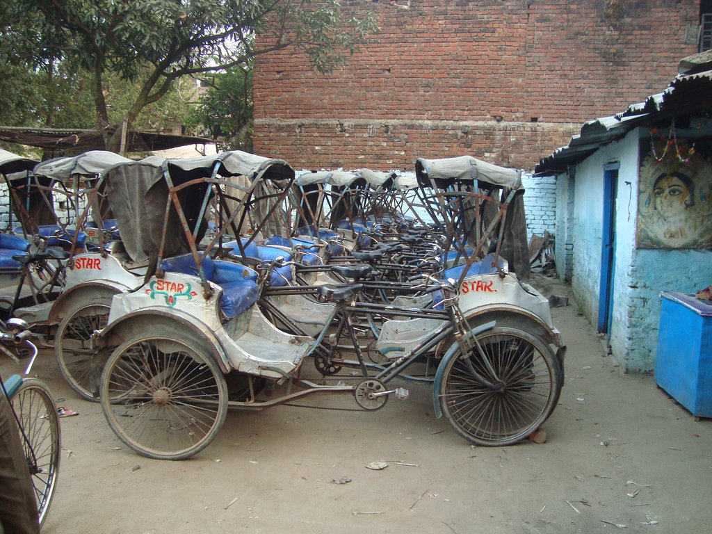 Build 40 toilets for migrant workers in India