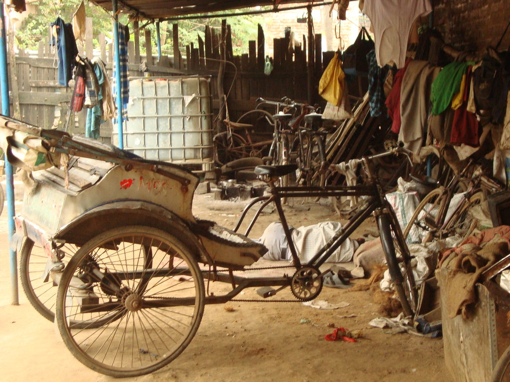 Build 40 toilets for migrant workers in India