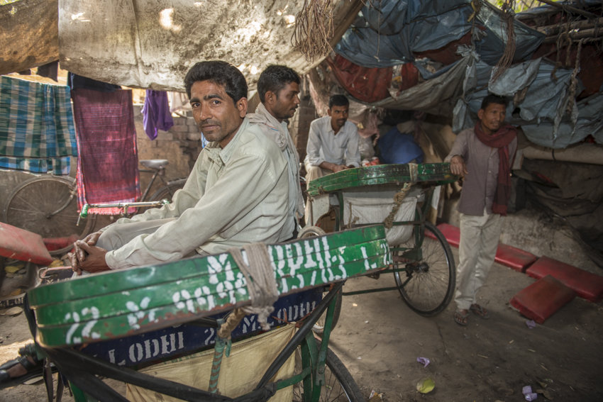 Build 40 toilets for migrant workers in India