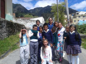 Luz Dary with the students of Barrio Egipto