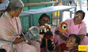 Teachers learn to use puppets to weave a story