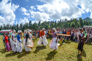School girls sing about eliminating trachoma