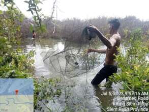 APSARA worker removes illegal fishing gear