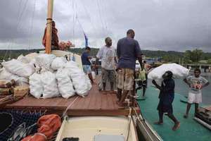 food loading in Santo