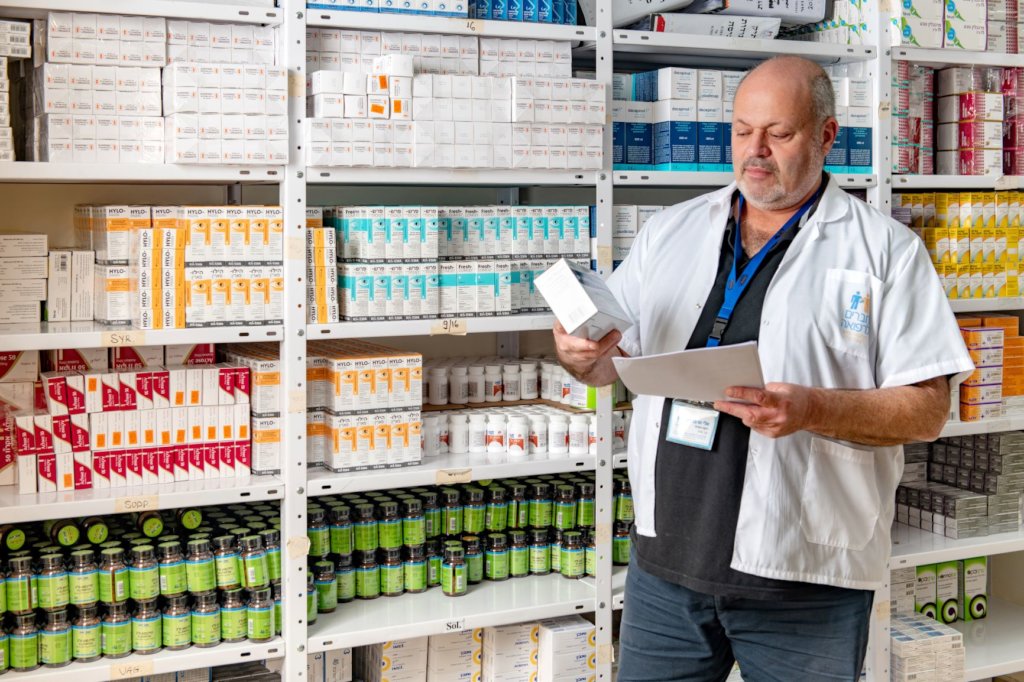 Haverim: Distributing free medication in Israel