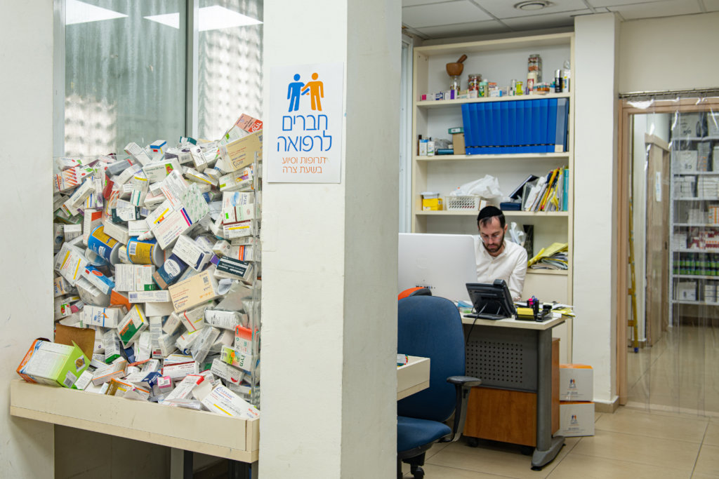 Haverim: Distributing free medication in Israel