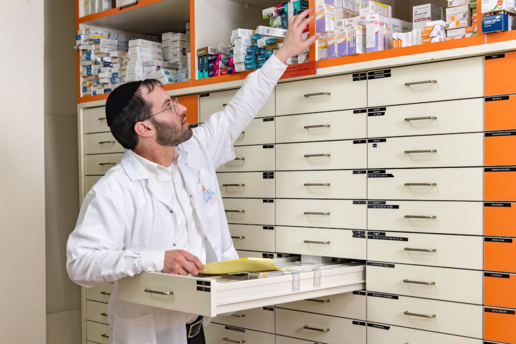 Haverim: Distributing free medication in Israel