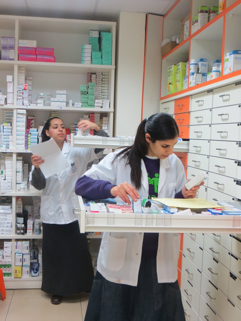 Haverim: Distributing free medication in Israel