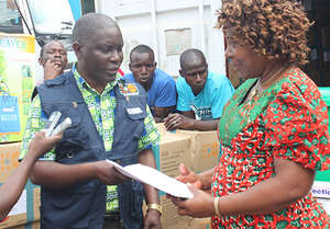 UNFPA staff delivers maternal health supplies