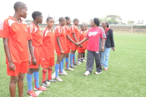 The E.Director/AKWOS shakes hands with one of the teams