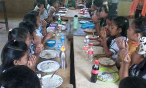Muslim children praying before lunch
