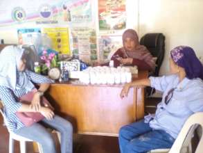 Nurses prepare vitamin and first aid for refugees
