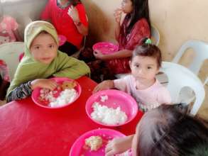 Lunch for refugees at Sheikh Mustafa Elementary
