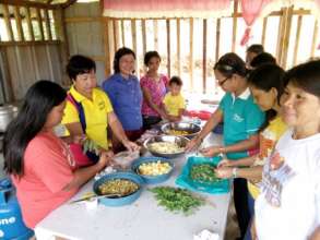 Principal Luz, Teachers and Moms cook school lunch