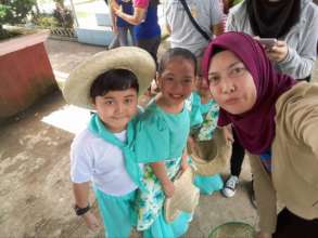 Muslim teacher shares fun with Christian Children