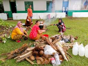 Volunteer Moms cook for school children