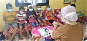 School nurse shows the right way to wash hands