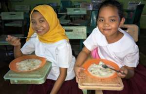 Muslim and Christian children receive school lunch
