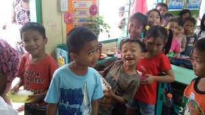 Moms cook school lunches in Visayas