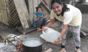 Moms making soup with fresh water at Bunot ES