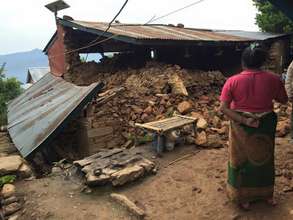 A woman views house in Taklung (photo by EDWON)