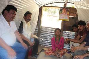 Dr. Ruit speaking with earthquake victims