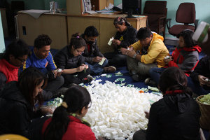 volunteers-packing-chlorine-bottle